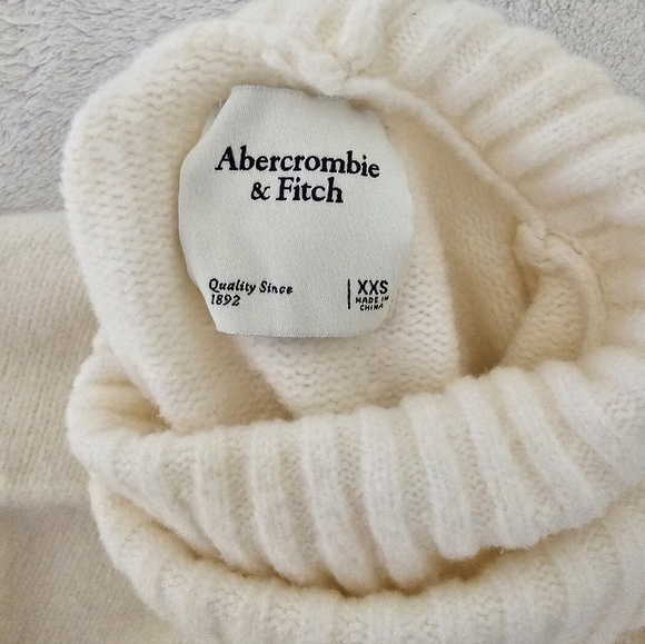 Abercrombie Wedge Turtleneck Sweater - Picture 4 of 5